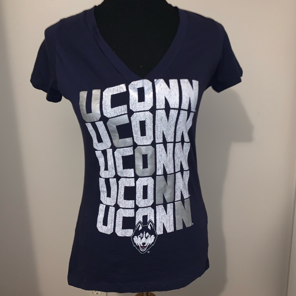 ⏩V-neck UConn Top⏪